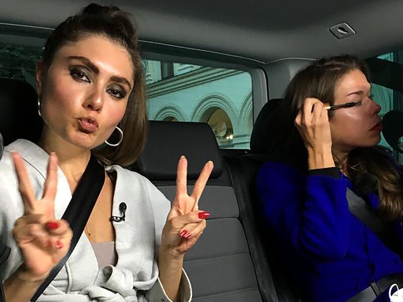 Kandidatin Patrizia (l.) und Shoppingbegleitung Celina. – Bild: RTL /​ Constantin Ent.
