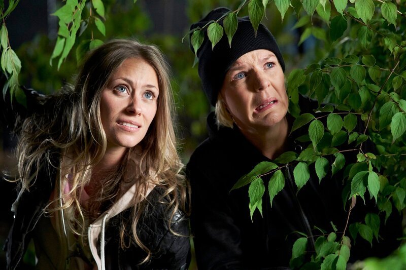 Eva (Mirja Boes, r.) beobachtet die Pyjama-Party – Toni (Sina Tkotsch) bleibt misstrauisch. – Bild: MG RTL D /​ Guido Engels