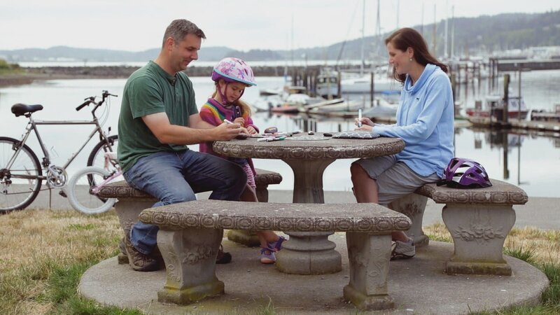 Ein von Heimweh geplagtes Paar kehrt zurück nach Fidalgo Island, nachdem sie die letzten Jahre in Rhode Island gelebt und gearbeitet haben. Sie freuen sich darauf, ihre fünfjährige Tochter in der charmanten Stadt Anacortes großzuziehen. Ihre Wünsche an das neue Zuhause: ein Spielzimmer, einen eingezäunten Hof für die Hunde und eine offene Küche. – Bild: TLC