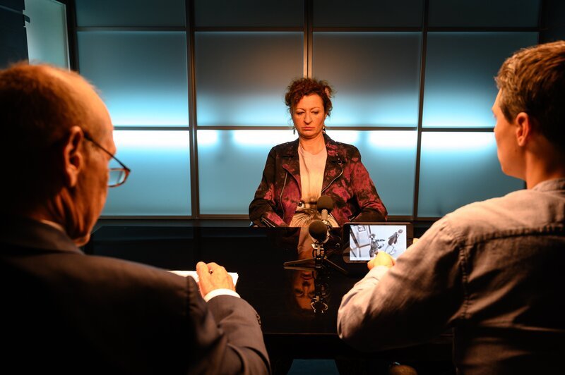 Rico Sander (Benjamin Strecker, r.) und Michael Kaiser (Karl Kranzkowski, l.) machen Ute Knöller (Justine Hauer, M.) mit einem Überwachungsvideo Druck. – Bild: ZDF und Markus Fenchel
