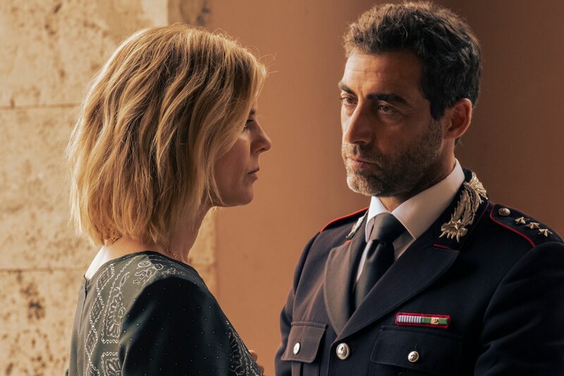 Sylvia Fox (Emilia Fox) lernt Capitano Giovanni Riva (Giovanni Cirfiera) von der regionalen Polizei in Perugia kennen. – Bild: ZDF und Moris Puccio/​AcornTV