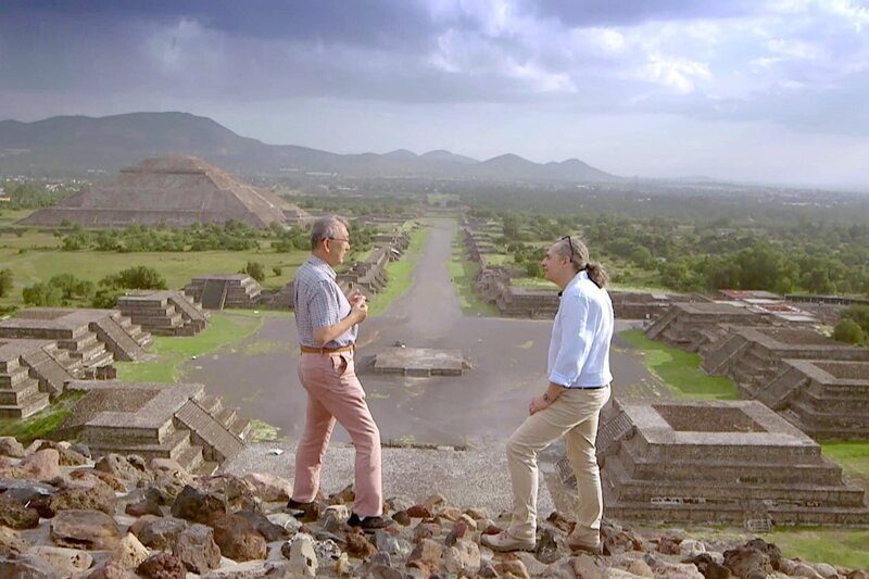 Saburo Sugiyama (li.) und Peter Eeckhout (re.) auf der Ausgrabungsstätte von Teotihuacán: Der Japaner erforscht seit mehr als 30 Jahren deren größte Gebäude: die Zitadelle, die Sonnen- und die Mondpyramide. – Bild: Tournez S’il Vous Plaît Production /​ Saburo Sugiyama (li.) und Peter Eeckhout (re.) auf der Ausgrabungsstätte von Teotihuacán: Der Japaner erforscht seit mehr als 30 Jahren deren größte Gebäude: die Zitadelle, die Sonnen- und die  …