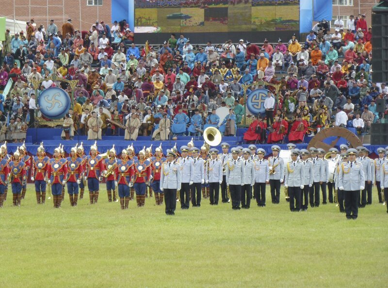 Zuschauer verfolgen im großen Sportstadion von Ulan Bator die Eröffnungszeremonie an Naadam. – Bild: ZDF/​HR/​Elke Werry