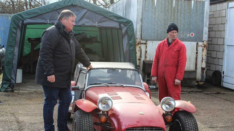 Mike and Seller with Caterham 7 – Bild: Warner Bros. Discovery, Inc. or its subsidiaries and affiliates