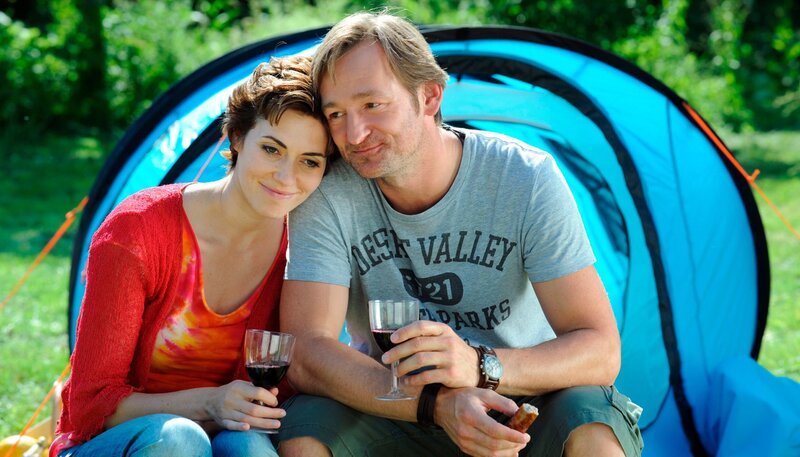 Fanny und Gregor haben die Hoffnung auf etwas Zweisamkeit während des Campingurlaubs aufgegeben. Von links: Fanny Lechner (Katrin Lux) und Gregor Brunner (Holger M. Wilhelm). Weiteres Bildmaterial finden sie unter www.br-foto.de. – Bild: BR/​Marco Orlando Pichler