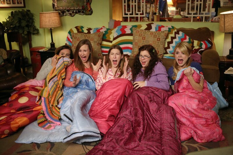 Um Sue (Eden Sher, M.) bei ihren Freunden „beliebter“ zu machen, organisiert ihre Mutter eine Pyjama-Party und dreht dabei völlig durch … – Bild: Warner Brothers