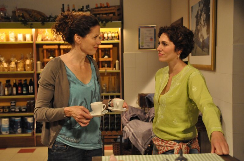 Fanny vermutet mehr hinter dem vertrauten Umgang zwischen Annalena und Hannes. Von links: Annalena Brunner (Heidrun Gärtner) und Fanny Lechner (Katrin Lux). – Bild: BR/​Jo Bischoff