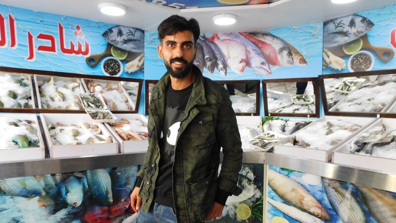 Yazan at work in the fish store – Bild: Discovery Communications, LLC