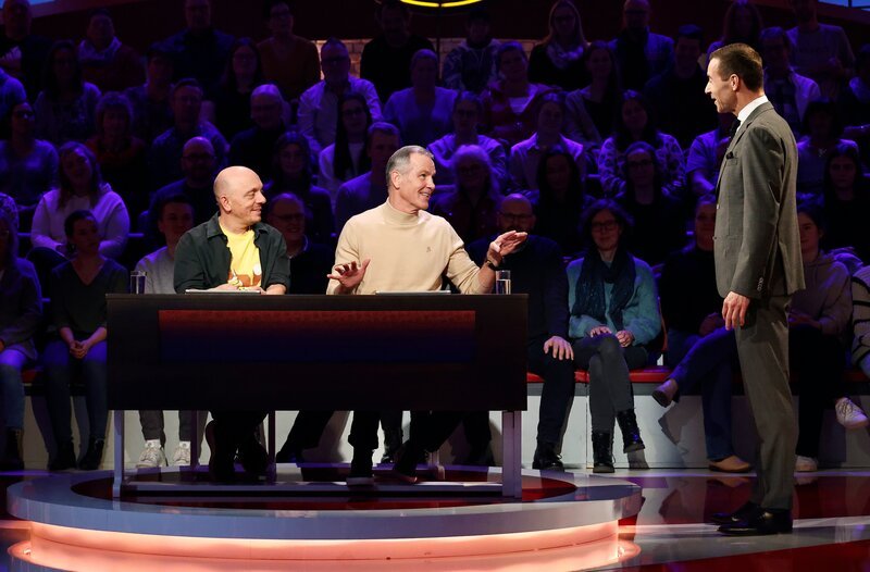 Moderator Kai Pflaume (r.) mit Rateteam-Kapitän Bernhard Hoëcker (l.) und dem ehemaligen Boxer Henry Maske (M.). – Bild: ARD/​Morris Mac Matzen