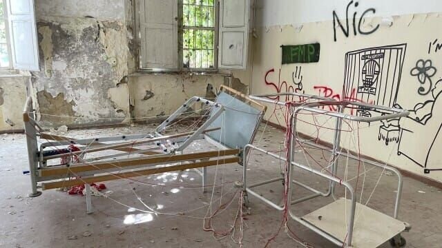 After witnessing spirit conjuring inside an abandoned Canadian roadhouse, Zak Bagans’ team explores a disintegrating asylum in Italy where a disturbed patient’s cryptic carvings predicted cellular communication and the moon landing. Who, or what, is communicating. – Bild: TVDB