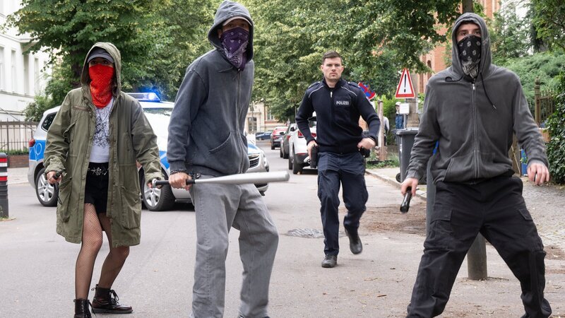 In der Berliner Vorstadt zerstören Jugendliche teure Autos. Warum sie das machen und wer sie sind, ist unklar. Dann findet die Kripo Potsdam die Leiche eines jungen Mannes. – Bild: ZDF