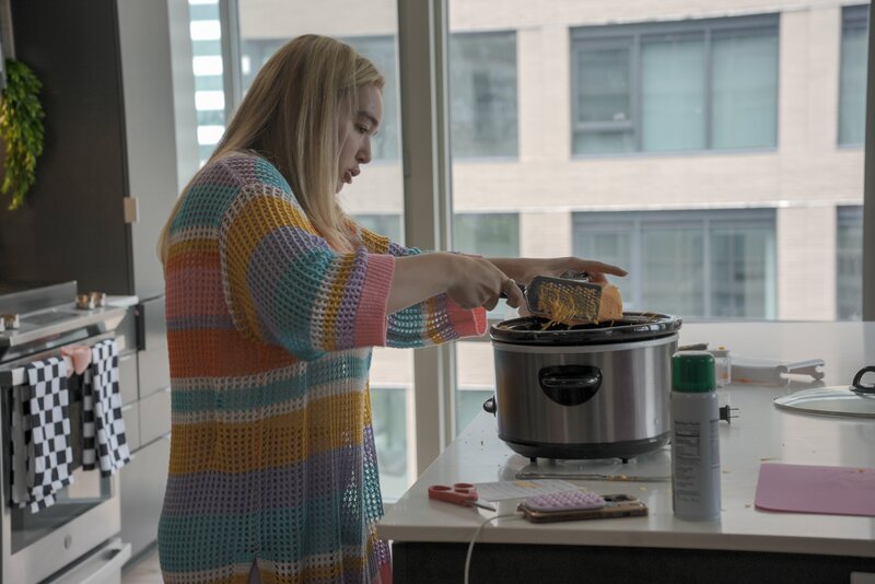 Baylen Dupree cooking at home – Bild: Warner Bros. Discovery, Inc. or its subsidiaries and affiliates.