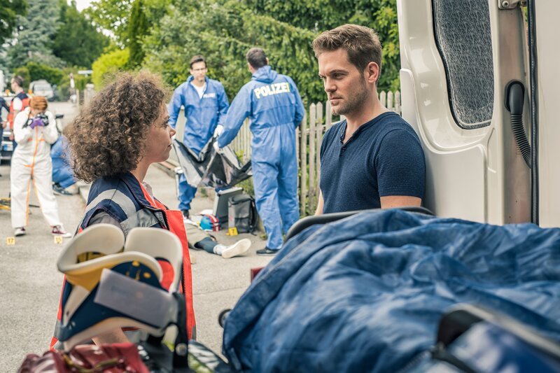 Die Notfallsanitäterin (Viola Müller) erstattet Bericht an Dominik Morgenstern (Joscha Kiefer). – Bild: ZDF und Markus Sapper