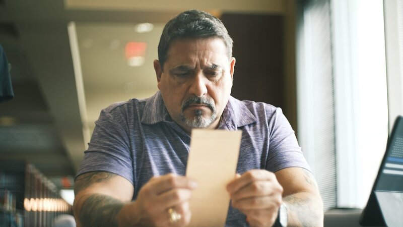Steve DiSchiavi looks over his research for an investigation in Bluffton, SC as seen on Travel Channel’s The Dead Files. – Bild: Discovery, Inc. /​ TOTH