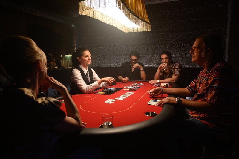 Gelbe Brille und Pokerface: Verzockt sich Schrotti (Michael Gaedt, r.) in der illegalen Pokerrunde mit Clara Schneider (Caroline Redl, l.), Daria Bogdan (Erika Marozs·n, 2. v. l.), Emil Mari? (Farouk El-Khalili, M.) und Gregor Sarkisian (Philipp Christopher, 2. v. r.)? – Bild: ZDF und MARKUS_FENCHEL