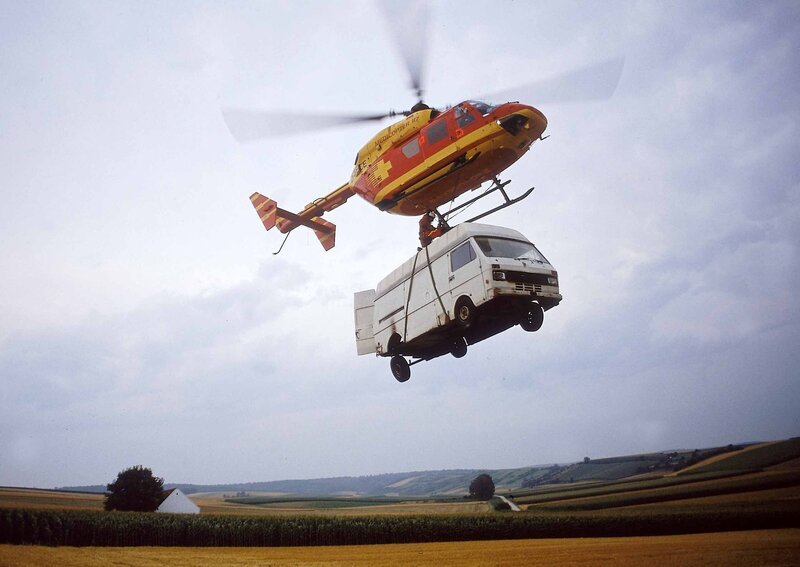 Eine waghalsige Aktion: Um Max in dem Lieferwagen zu retten, hebt das Medicopter-Team gleich den ganzen Lieferwagen von dem Sattelschlepper … – Bild: SUPER RTL