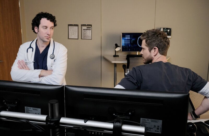 Dr. Albert Nolan (Michael Hogan, l.); Dr. Conrad Hawkins (Matt Czuchry, r.) – Bild: Twentieth Century Fox Film Corporation /​ Guy D’Alema