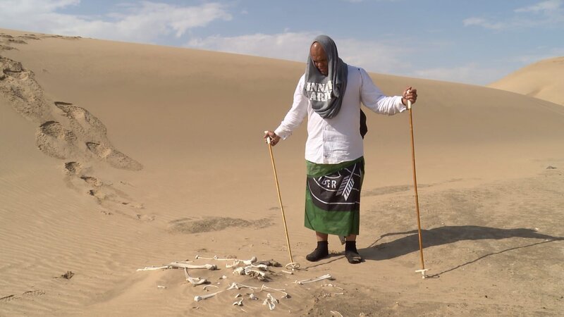 Jake Zweig finding the only thing that remains of a fellow wonderer of the desert in Namibia. – Bild: Animal Planet