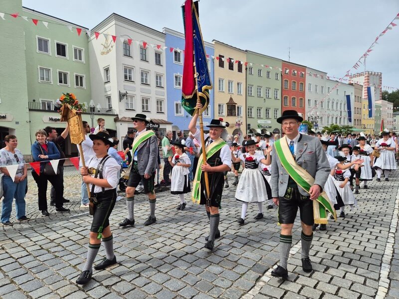 Internationaler Schützen- und Trachtenzug beim Traditionsvolksfest Mühldorf am Inn. – Bild: Astrid Güldner /​ BR /​ Bewegte Zeiten Filmproduktion GmbH