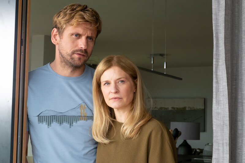 Katharina Fischer (Birte Hanusrichter,) und ihr Mann Benno Fischer (Steve Windolf) machen sich Sorgen um ihren Pflegesohn. – Bild: Erika Hauri /​ ZDF