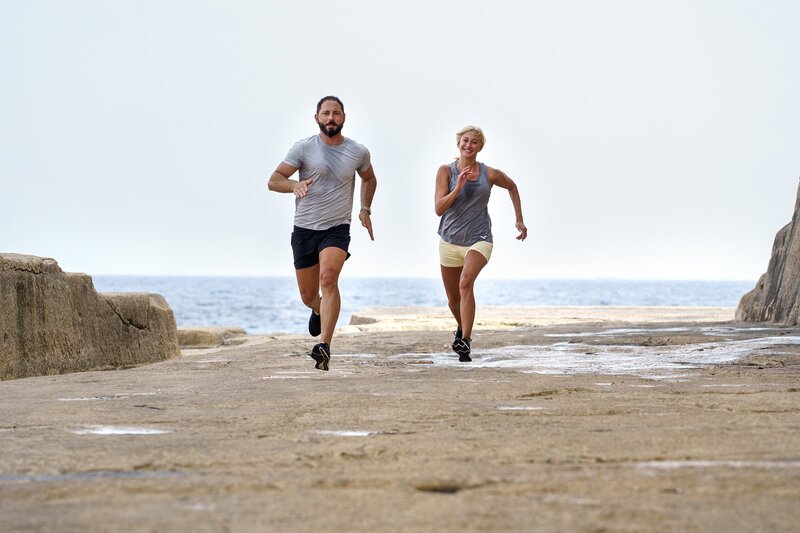 Peder (Matias Varela) und Bea (Julia Ragnarsson) verbringen viel Zeit zusammen auf Malta. – Bild: WDR/​FLX and All3Media International