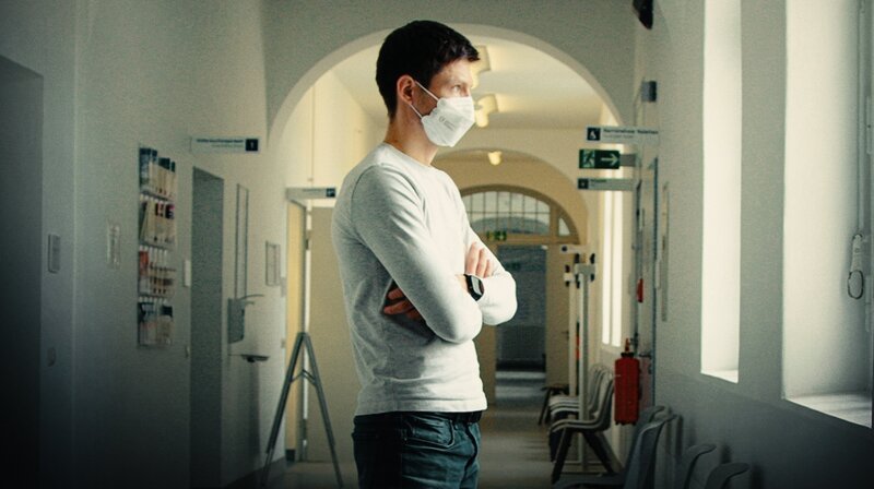Während die Chirurgen um das Leben von Nicole kämpfen, will Susanne ihrem Sohn Carsten eine Niere spenden, um ihm die Dialyse zu ersparen. Im Paulinenkrankenhaus im Berliner Westend wartet der herzkranke Lars seit acht Wochen auf ein Spenderorgan. Mario Rosa-Bian, selbst nierentransplantiert, arbeitet an einer Kampagne, um auf den Organmangel in Deutschland aufmerksam zu machen. – Carsten wartet auf seine Mutter Susanne, die bei einem Aufklärungsgespräch ohne ihn befragt wird, ob sie zur Lebendspende gedrängt wird. – Bild: rbb/​DOCDAYS Productions