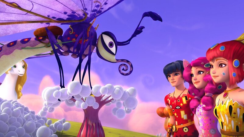 Zusammen mit dem Riesenschmetterling fliegen die Elfen in die Berge, wo sie einen Herzkristall finden. – Bild: ZDF /​ Hahn & m4e Productions