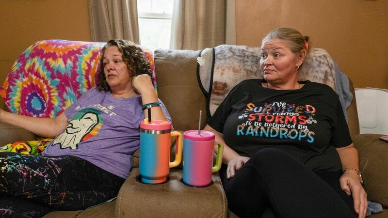 Misty Wentworth and Amanda Halterman planning family intervention with Chris and Brittamy Combs. – Bild: Warner Bros. Discovery, Inc. or its subsidiaries and affiliates