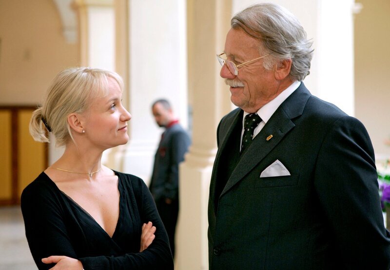 Baron von Gradenberg (Franz Buchrieser, r.) bittet Katharina (Eva Herzig), sich um die Gestütsleitung von Piber zu bewerben. Für Katharina kommt die Anfrage höchst unerwartet, aber sie spürt, dass das Leben sie in eine neue, in die richtige Richtung führt. – Bild: MDR/​ORF/​Petro Domenigg