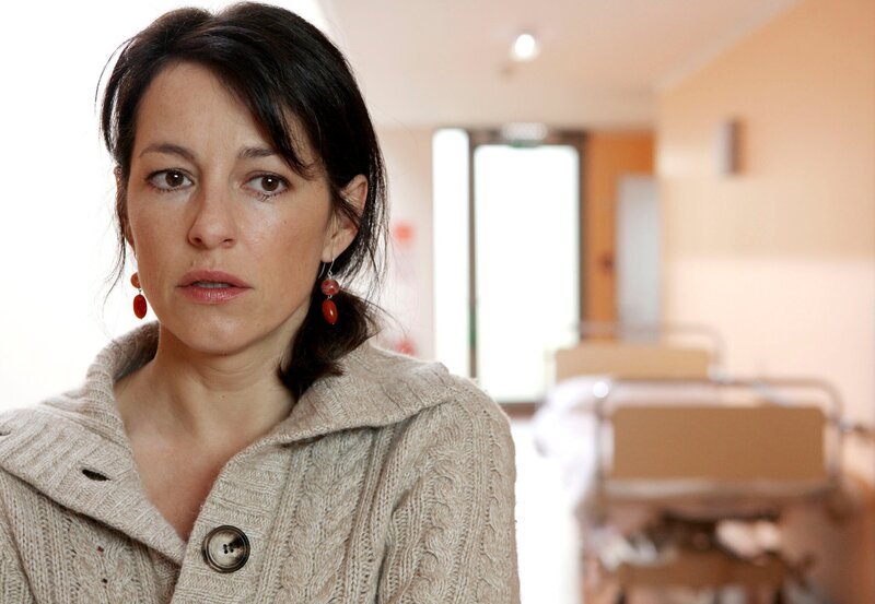 Birgit Gross (Julia Cencig) macht sich große Vorwürfe – ist sie am Unfall ihres Sohnes Paul mit schuldig. – Bild: MDR/​ORF/​Petro Domenigg