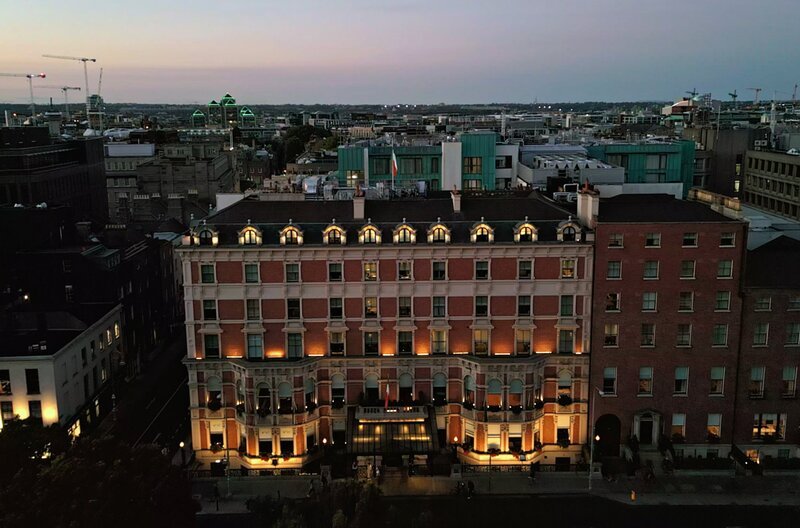 Bei Nacht strahlt die „große alte Dame“, wie das Shelbourne von den Dublinern genannt wird, besonders hell. – Bild: SWR/​Lona media