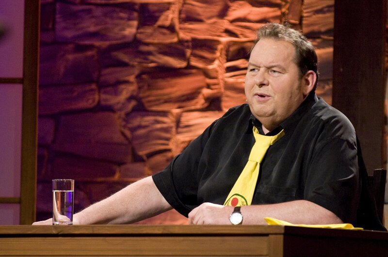 Augenzwinkernd, humorvoll und hintergründig zeigt sich Ottfried Fischer in seinem Programm „Wo meine Sonne scheint“ als Heimatexperte, der in die Abgründe von Gesellschaft und Politik eintaucht. – Bild: BR/Ralf Wilschewski Augenzwinkernd, humorvoll und hintergründig zeigt sich Ottfried Fischer in seinem Programm „Wo meine Sonne scheint“ als Heimatexperte, der in die Abgründe von Gesellschaft und Politik eintaucht. – Bild: BR/Ralf Wilschewski