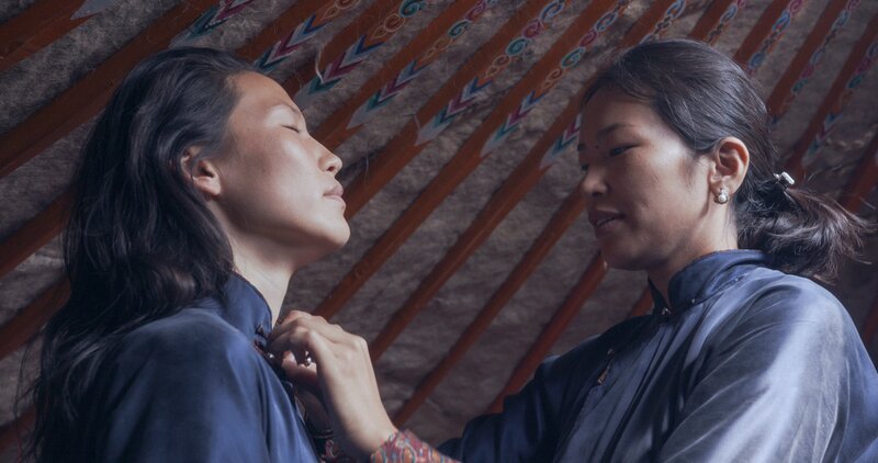 Uisenma Borchu und die Schauspielerin Gunsmaa Tsogzol in der Mongolei. – Bild: Sven Zellner / BR, Sven Zellner und Uisenma Borchu Film GbR Uisenma Borchu und die Schauspielerin Gunsmaa Tsogzol in der Mongolei. – Bild: Sven Zellner / BR, Sven Zellner und Uisenma Borchu Film GbR