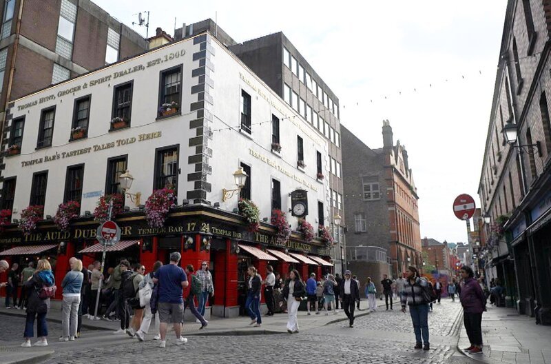 Als 1970 in ganz Irland die Banken streikten, zeigten sich die Iren erfinderisch: Die Kneipen wurden für einige Monate zur Stütze der irischen Wirtschaft – und das nicht nur wegen des ausgeschenkten Alkohols. – Bild: ARTE F /​ Elephant Doc