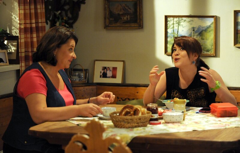 Kathi schafft es, Monis Sorge wegen ihrer Diät zu zerstreuen. Von links: Monika Vogl (Christine Reimer) und Katharina Benninger (Carina Dengler). – Bild: BR/​Marco Orlando Pichler