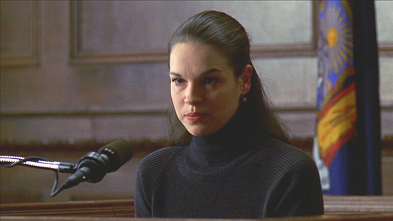 Die junge Studentin Kelly (Tammy Blanchard) wurde unter Drogen gesetzt und vergewaltigt. Bei der Befragung gibt sie an, sich an nichts mehr erinnern zu können. Sie weiß nur noch, dass sie mit ihren Freundinnen und zwei Kommilitonen zusammen war. – Bild: RTL NITRO