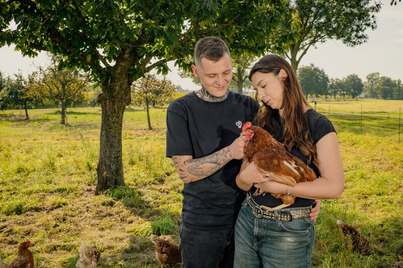 In Dillingen an der Donau betreiben Moritz und Franzi Kosteletzky „Mo’s Federfarm“. Das junge Paar hält Hühner und Puten. – Bild: Amelie Sachs /​ BR /​ Isarflimmern Fernsehproduktion GmbH /​ cutflow GmbH