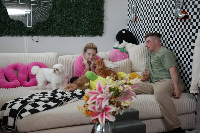 Colin Dooley and Baylen Dupree at home on the couch talking and drinking smoothies – Bild: Warner Bros. Discovery, Inc. or its subsidiaries and affiliates