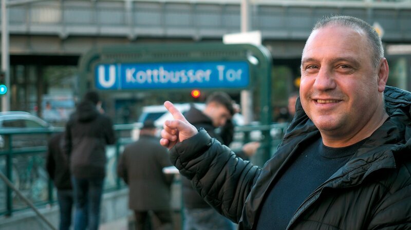 Sie waren Berlins berüchtigtste Gang: die 36 Boys. Ihr Revier: Die Straßen von Kreuzberg. Ihre Waffen: Messer und Knüppel. Sie waren füreinander da, vertrieben Neonazis und lieferten sich Revierkämpfe mit anderen Gangs. Jugendliche im härtesten Kiez West-Berlins der 80er Jahre. Was ist aus ihnen geworden? – Muci Tosun, ehemaliges Mitglied der 36th Boys. – Bild: rbb