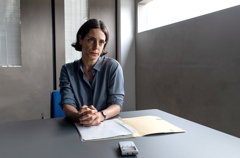 Esther Baumann verhört einen Verdächtigen in ihrer ruhigen und bedächtigen Art. – Bild: SR/​Manuela Meyer