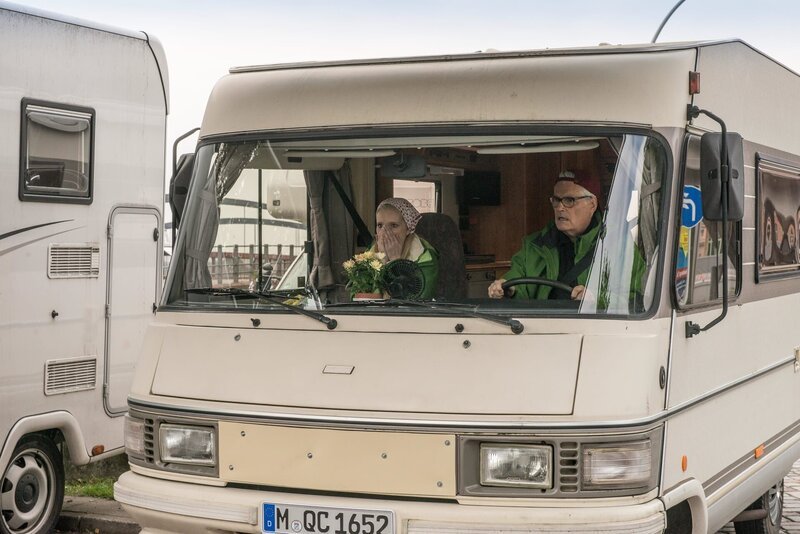 Elke (Mirja Du Mont) und Werner Meisl (Sky Du Mont) sind schockiert: Ihnen ist gerade ein Mann vors Wohnmobil gelaufen. – Bild: ZDF/​Boris Laewen