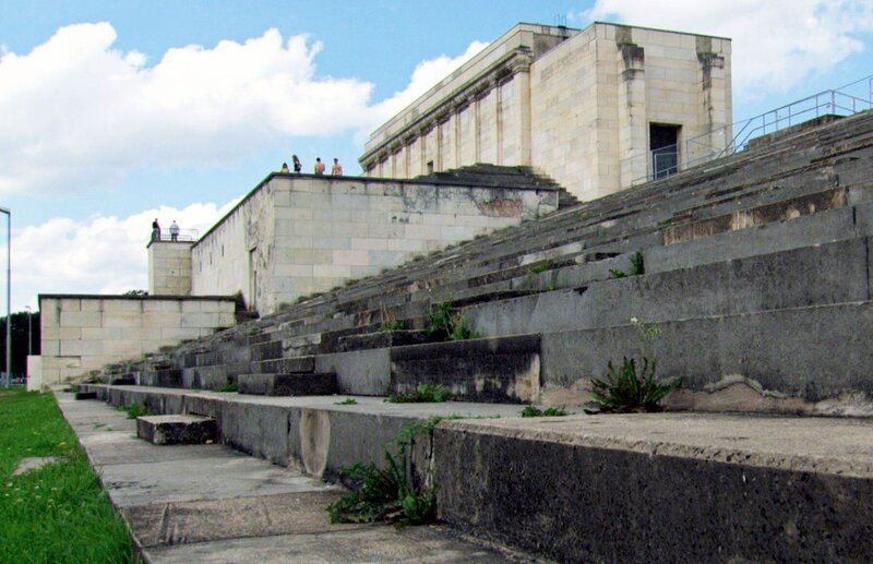 Die Tribünen des ehemaligen Reichsparteigeländes in Nürnberg, August 2008 – Bild: ZDF /​ Looks Filmproduktion GmbH