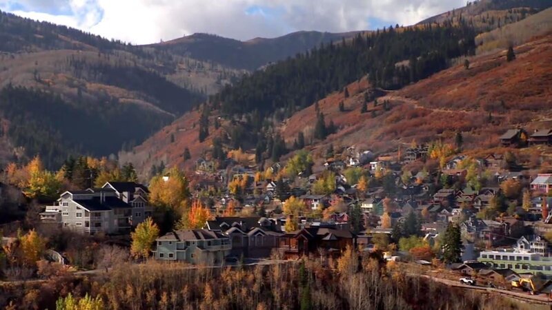 Kathleen und Carey sind frisch verheiratet und suchen nun den perfekten Ort, um sich niederzulassen. Ihre Wahl fällt auf Park City in Utah, das herrlich am Rande der Rocky Mountains liegt. Die beiden Outdoor-Fans sind begeisterte Sportler. Im Sommer lieben sie Wakeboarden, Kitesurfen und Wandern, im Winter Skifahren. Deshalb ist der wichtigste Aspekt für ihr neues Eigenheim, dass es in unmittelbarer Nähe von Seen, Skipisten und Wanderwegen liegt. – Bild: Tanja Bachetzky /​ HGTV