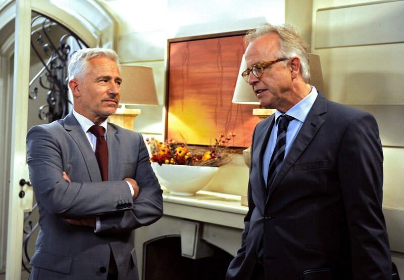 Thomas (Gerry Hungbaurer, l.) sieht sich in seinem Verdacht bestätigt, dass Naumann (Markus Stolberg, r.) von der Frackingfirma wusste. – Bild: ARD/​Nicole Manthey