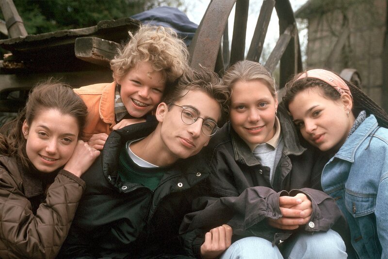 Die Süderhof-Kinder von links: Molle (Cora Sabrina Grimm), Bimbo (Friederike Hallermann), Dany (Philipp Huth), Ben (Tim Küchler) und Peggy (Thea Frank) sind beunruhigt. Sonja Brendel (Sabine Kaack) ist nur noch selten zu Hause. – Bild: NDR
