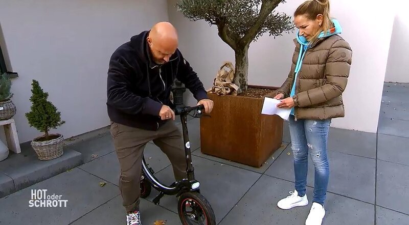 Nicole und Detlef Steves testen den „Modster M760 E-Scooter“. – Bild: RTL /​ Heute u.a.: E-Roller