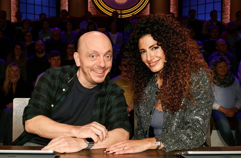 Rateteam-Kapitän Bernhard Hoëcker (l.) mit „ARD Brisant“-Moderatorin und Journalistin Marwa Eldessouky (r.). – Bild: ARD/​Morris Mac Matzen