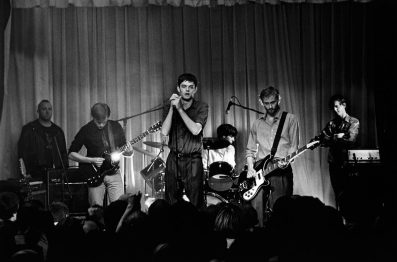 Der Band „Joy Division“ gelingt die Kombination depressiv-melancholischer Texte mit energiegeladener, kraftvoller Musik. Die 4 Musiker von links: Gitarrist Bernard Sumner (James Anthony Pearson), Sänger Ian Curtis (Sam Riley), Schlagzeuger Steve Morris (Harry Treadaway) und Bassist Peter ‚Hooky‘ Hook (Joe Anderson). – Bild: BR/Telepool Der Band „Joy Division“ gelingt die Kombination depressiv-melancholischer Texte mit energiegeladener, kraftvoller Musik. Die 4 Musiker von links: Gitarrist Bernard Sumner (James Anthony Pearson), Sänger Ian Curtis (Sam Riley), Schlagzeuger Steve Morris (Harry Treadaway) und Bassist Peter ‚Hooky‘ Hook (Joe Anderson). – Bild: BR/Telepool