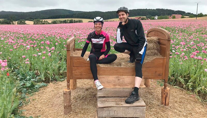 Petra Schildwächter und Danny Morgenstern vor einem Mohnfeld auf dem Hohen Meißner. – Bild: HR/​Nathaly Janho