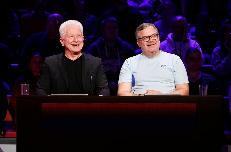Rateteam-Kapitän Elton (r.) und der Schauspieler Miroslav Nemec (l.) bilden ein Rateteam. – Bild: ARD/​Morris Mac Matzen